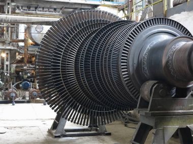 Enerji santralinde tamir sırasında güç jeneratörü buhar türbini.