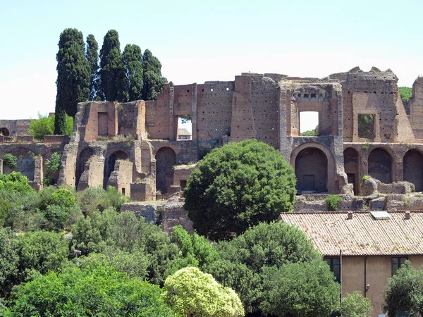 Ruinas cerca de circo maximus en Roma, Italia, Termas de Caracalla — Foto de Stock