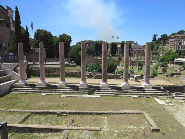 19.06.2017, Rzym, Włochy: piękny widok na ruiny słynnej rzymskiej — Zdjęcie stockowe