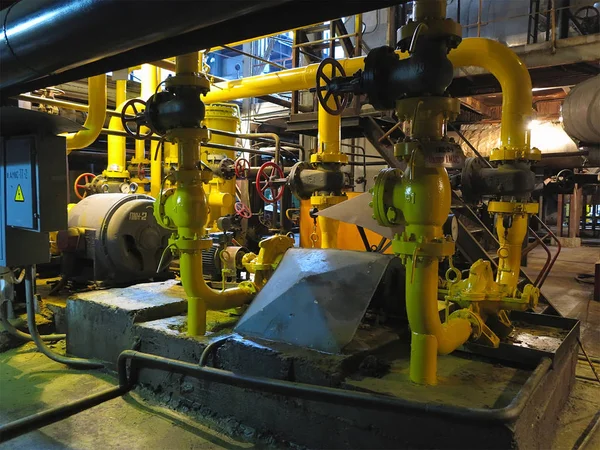 Olie pomp, gele leidingen, buizen, machine op elektriciteitscentrale — Stockfoto