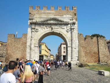 13.06.2017, Rimini, İtalya - turist anci Augustus Arch yakınındaki
