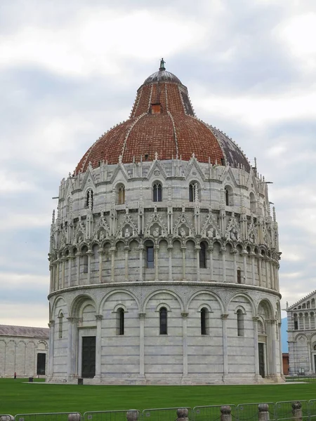 14.06.2017, Pisa, Itália: The Pisa Baptistery of St. John, the la — Fotografia de Stock