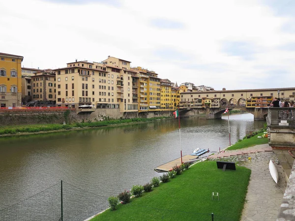 14.06.2017 Florencia, Italia: Vista del puente de piedra medieval Ponte — Foto de Stock