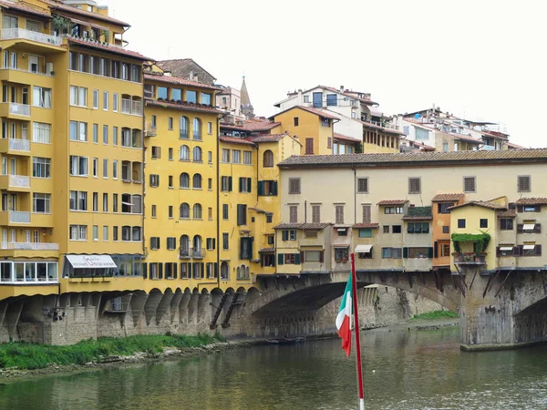 14.06.2017 Florencia, Italia: Vista del puente de piedra medieval Ponte — Foto de Stock