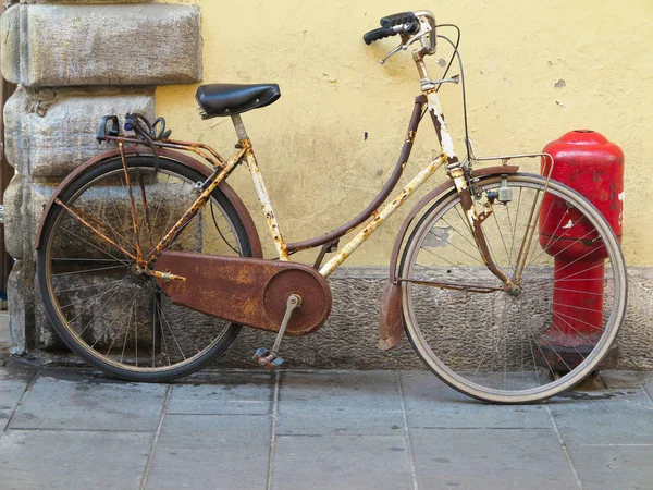 Old rusty vintage bicycle near concrete wall — Stock Photo, Image
