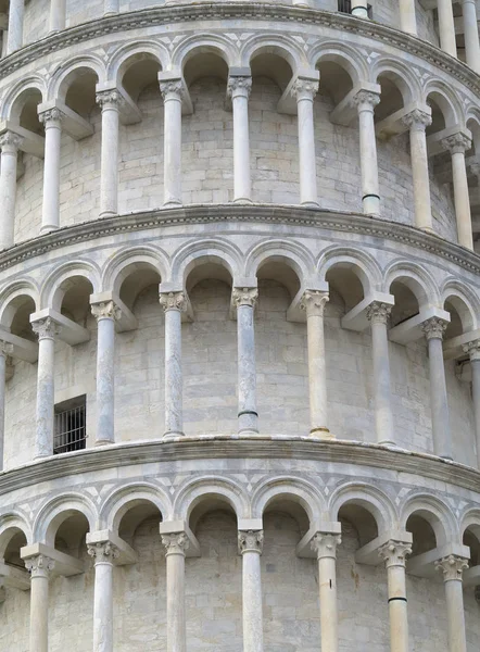 Scheve toren van Pisa in de buurt van kathedraal Duomo op de Piazza dei Miracol — Stockfoto