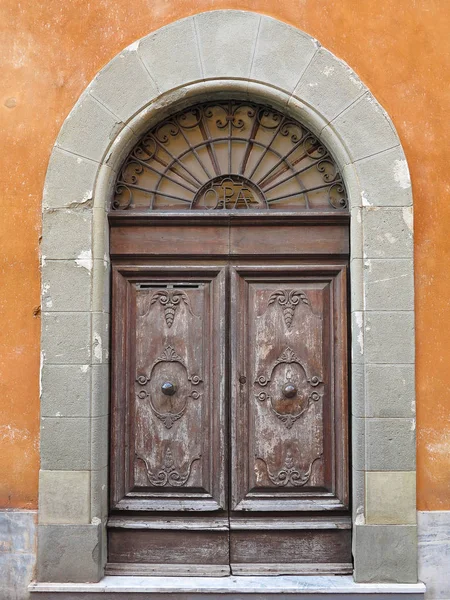 Vintage marrón madera vieja puerta en la universidad medieval de Pisa, Italia —  Fotos de Stock