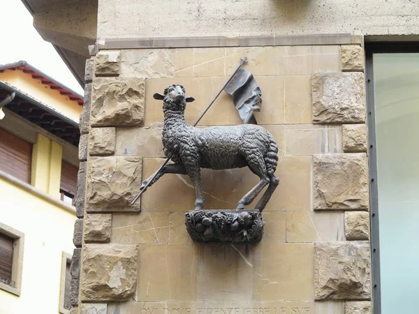 Agnus dei - скульптура овцы во Флоренции, Тоскана, Италия — стоковое фото