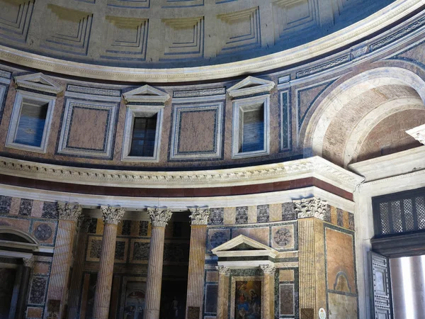 Interiér a kopule chrámu Pantheon všech pohanských bohů v Ro — Stock fotografie