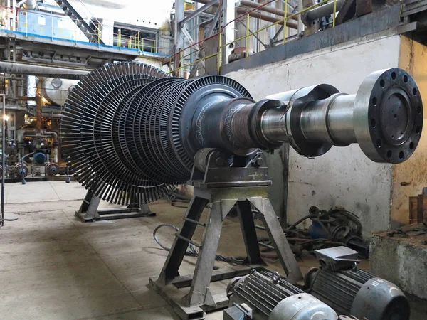 Паровая турбина генератора во время ремонта на электростанции — стоковое фото