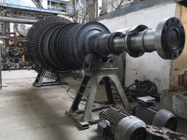 Enerji santralinde tamir sırasında güç jeneratörü buhar türbini.