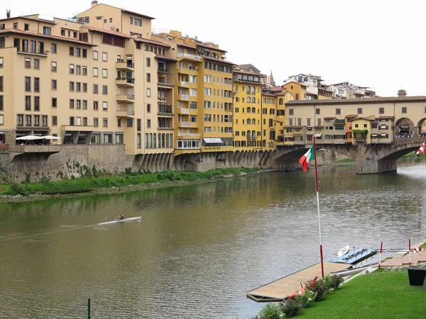 14.06.2017 Florencia, Italia: Vista del puente de piedra medieval Ponte — Foto de Stock