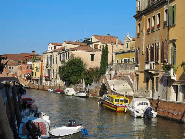 20.06.2017, Veneza, Itália: Vista de edifícios e canais históricos — Fotografia de Stock