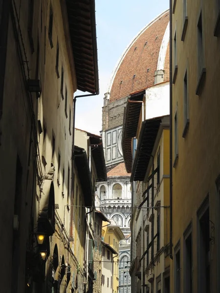 Cerca de la calle medieval de Florencia que conduce a la catedral de Santa — Foto de Stock