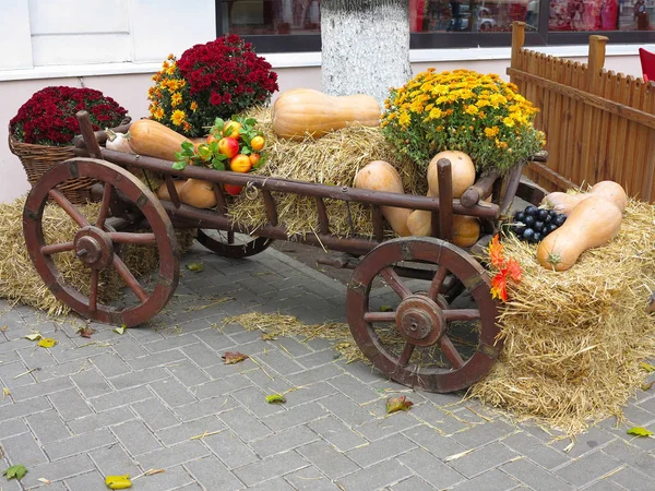 Zöldségek és a sütőtök, a széna egy fából készült kocsi, a szezon a h — Stock Fotó