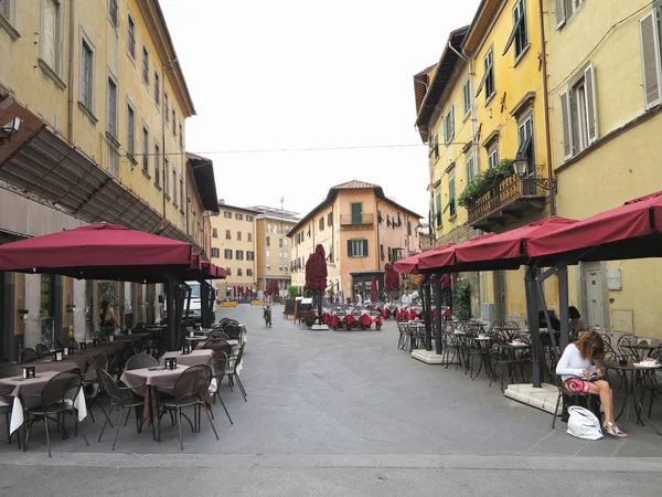 14.06.2017, ピサ, イタリア: 古い中世の街の空気カフェを開く — ストック写真