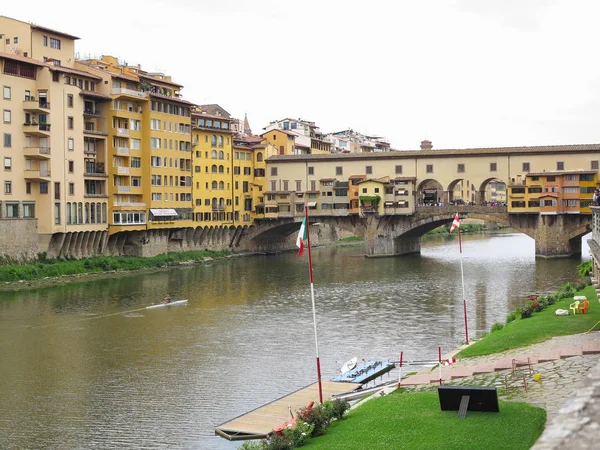 14.06.2017 Florencia, Italia: Vista del puente de piedra medieval Ponte — Foto de Stock