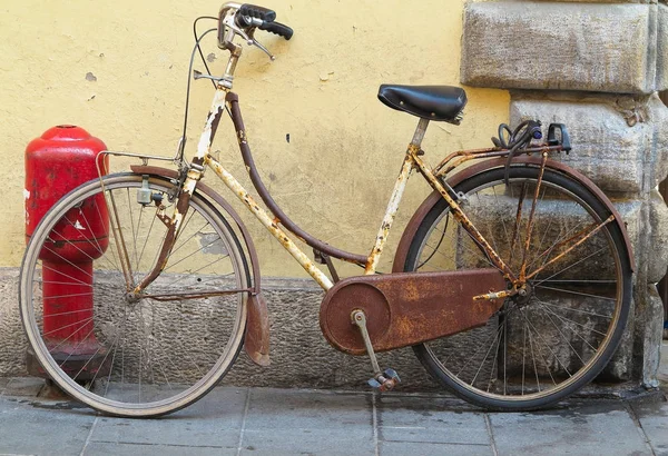 Stary zardzewiały rower starodawny w pobliżu ścian betonowych — Zdjęcie stockowe