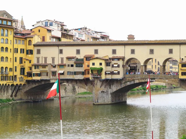 14.06.2017 Florencia, Italia: Vista del puente de piedra medieval Ponte — Foto de Stock
