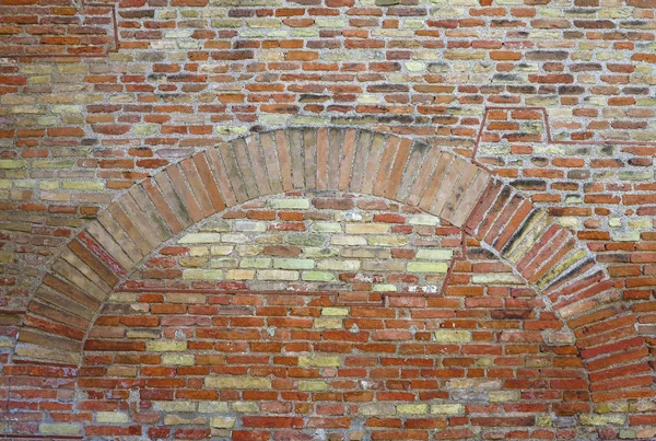 Vieux mur de briques rouges avec arc arrière-plan texture vintage — Photo