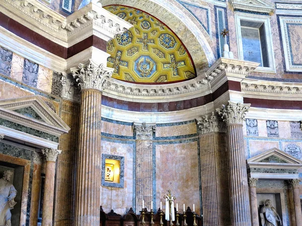 Interior e cúpula do templo do Panteão de todos os deuses pagãos em Ro — Fotografia de Stock