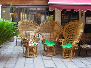 Arka bahçe veranda üç şık kahverengi hasır sandalyeler