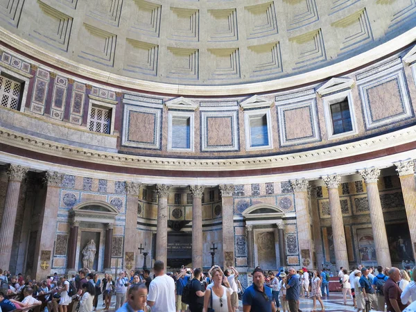 19.06.2017, Roma, Itália: turistas admiram interior e cúpula do — Fotografia de Stock