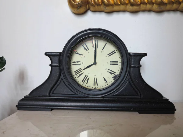Vintage zegar antyczny drewniany stół brązowy z rzymskich cyfr — Zdjęcie stockowe