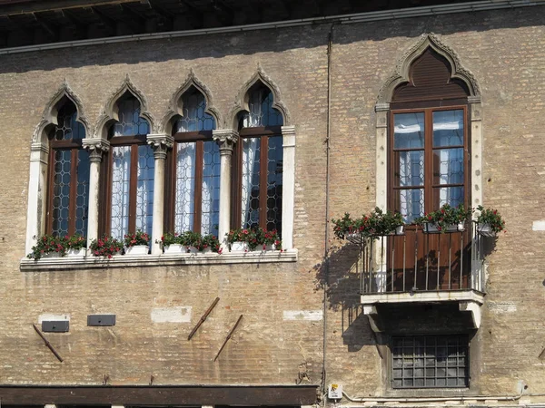 Винтажное окно и деталь классического здания в истории — стоковое фото
