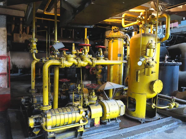 Нефтяной насос, желтые трубы, трубы, оборудование на электростанции — стоковое фото