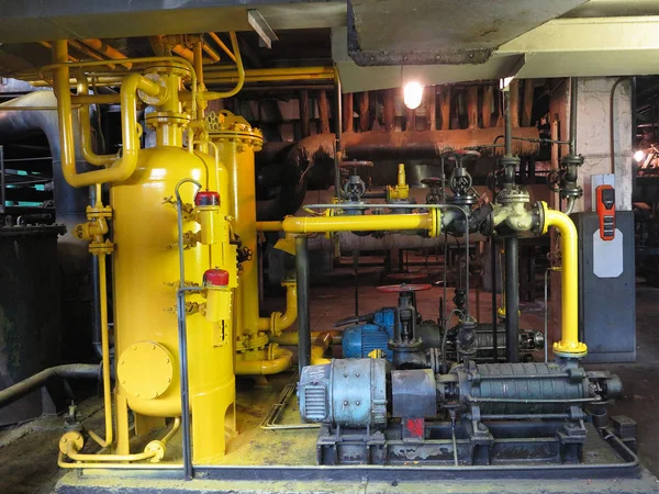 Oil pump, yellow pipes, tubes, machinery at power plant — Stock Photo, Image