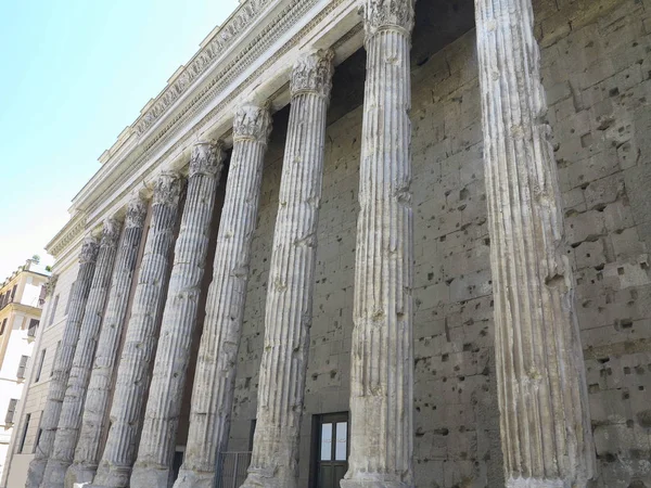 คลาสสิกเก่าและสวมออกคอลัมน์ที่ด้านหน้าของ Pantheon — ภาพถ่ายสต็อก