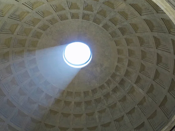 Antheon dome sett från insidan av Pantheon och har en synlig lig — Stockfoto