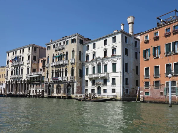 20.06.2017, Venedig, Italien: Blick auf historische Gebäude und Kanäle — Stockfoto