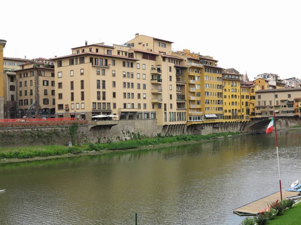 14.06.2017 Florencia, Italia: Vista del puente de piedra medieval Ponte — Foto de Stock