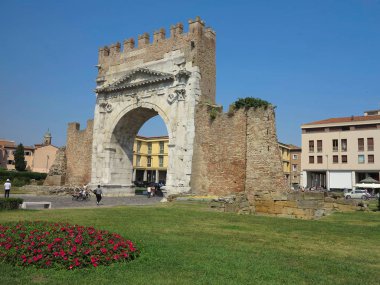 13.06.2017, Rimini, İtalya - turist anci Augustus Arch yakınındaki