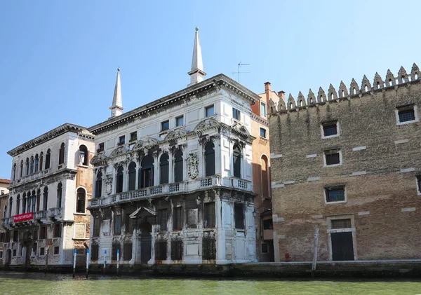 20.06.2017, Venetië, Italië: weergave van historische gebouwen en grachten — Stockfoto