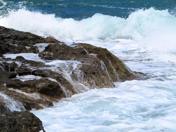 Grandes vagues sur la côte rocheuse mer bleue et ciel sur la Crète — Photo