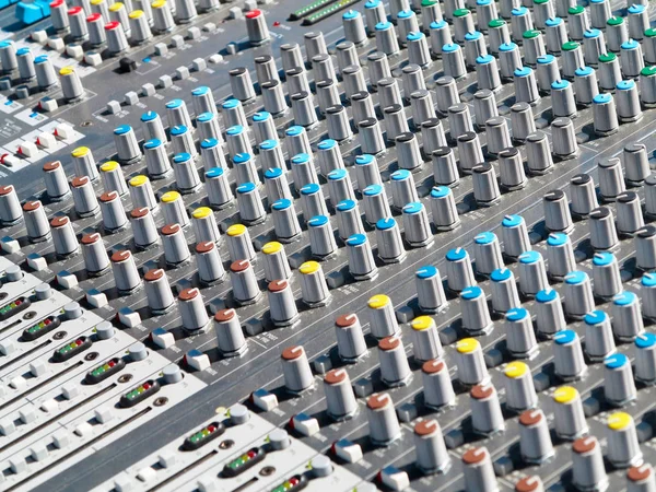 Gigantyczne Mikser dźwięku audio z kolorowych przycisków i suwaki — Zdjęcie stockowe