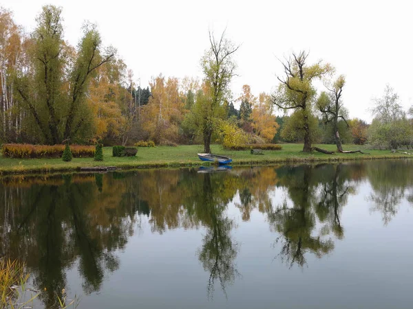 Podzimní krajina s barevný Les, jezero, reflexe — Stock fotografie