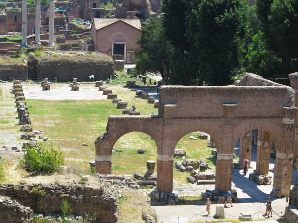 19.06.2017, Róma, Olaszország: gyönyörű kilátás nyílik a híres római romjai — Stock Fotó