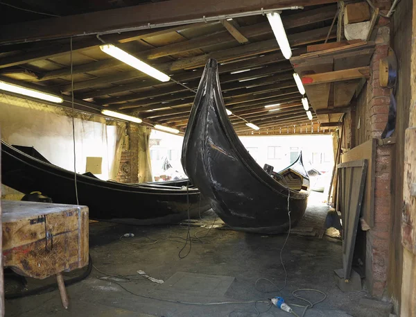 20.06.2017, Venice, Italy: Venetian gondola manufacture workshop — Stock Photo, Image