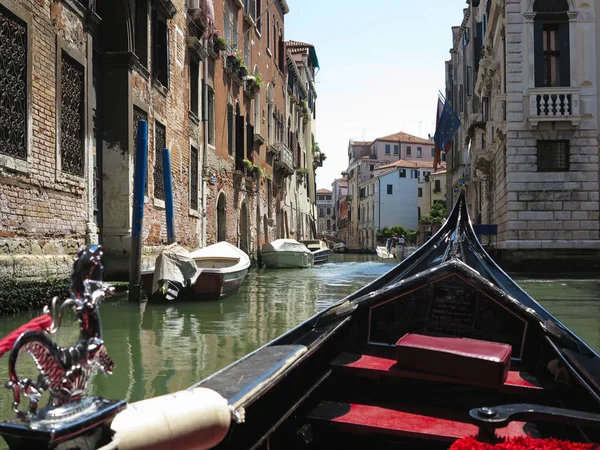 20.06.2017, Venetië, Italië: uitzicht vanaf de gondel naar de historische ingebouwde — Stockfoto