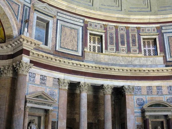 Wnętrze i kopuły świątyni Panteon bogów pogańskich w Ro — Zdjęcie stockowe