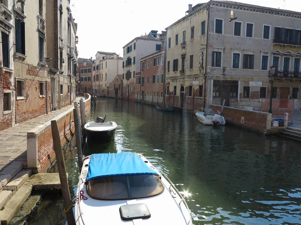 20.06.2017, Wenecja, Włochy: widok na zabytkowe budynki i kanały — Zdjęcie stockowe