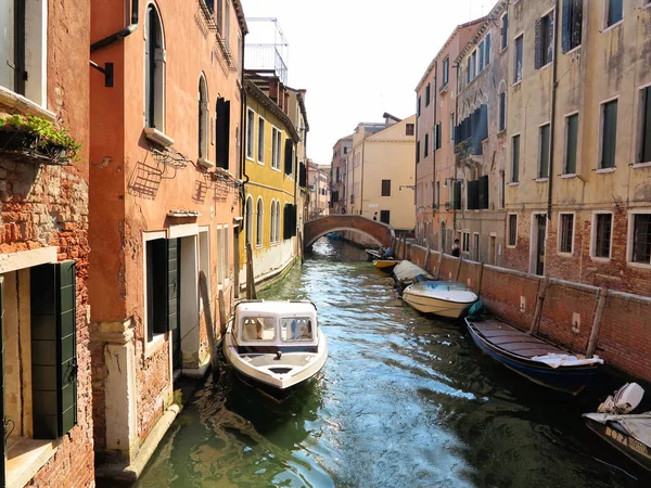 20.06.2017, Velence, Olaszország: történelmi épületek és a csatornák — Stock Fotó