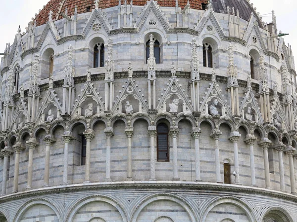 1De Pisa Baptisterium van St. John het platform detail, de larges — Stockfoto