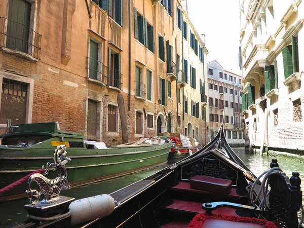 20.06.2017, Venetië, Italië: uitzicht vanaf de gondel naar de historische ingebouwde — Stockfoto