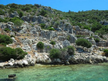 Eski bir Lycia şehri olan Kekova 'daki batık kalıntılar.