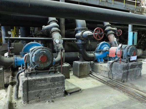 Bombas de agua grandes industriales con motores eléctricos, tuberías, tubos, e — Foto de Stock